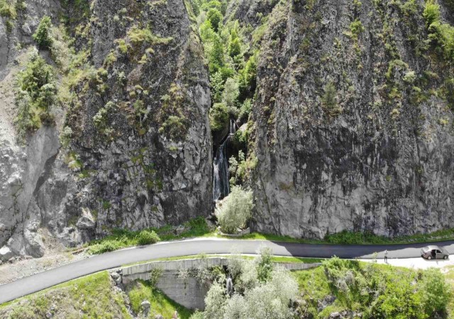 Üzerinden yol geçen şelale yolculuk yapanların uğrak noktası oluyor