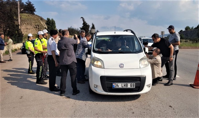 Vali Gürelden sürücülere lokum ikramlı kemer uyarısı