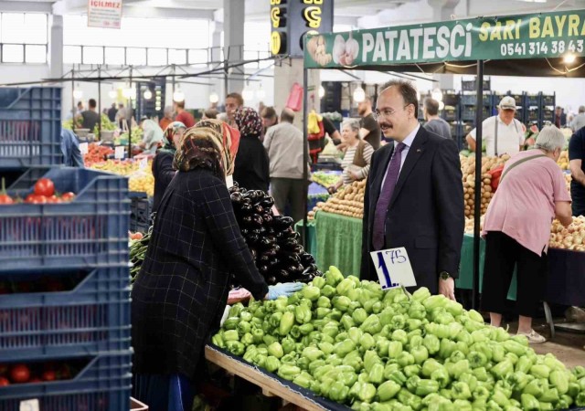 Vali Kızılkaya, pazarda vatandaşlar ile bir araya geldi