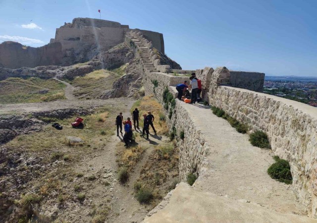 Van Kalesinden düşüp ayağı kırıldı, ekipler tarafından kurtarıldı