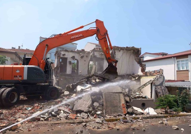 Vatandaşın güvenliği için metruk binalar yıkılıyor