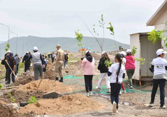 Yakutiyede fidanlar toprakla buluştu