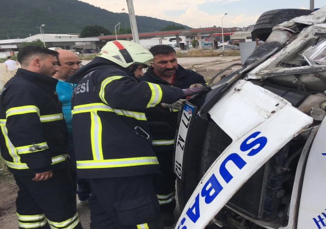 Yalovada otomobille çarpışan minibüs devrildi: 9 yaralı