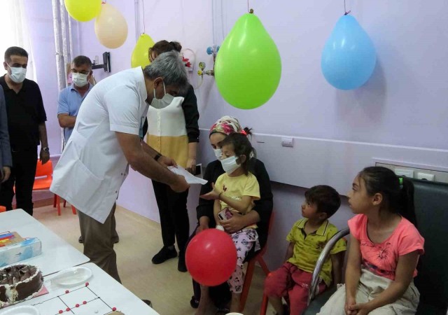 Yandal kliniğinde tedavi gören çocuklar karne heyecanı yaşadı