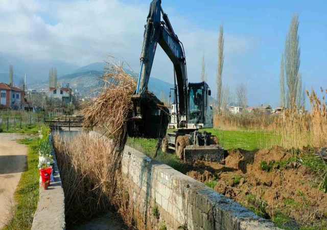 Yaşanabilecek su baskınlarına karşı dere yatakları temizleniyor