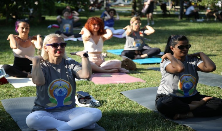 Yoga tutkunları Nilüferde buluştu