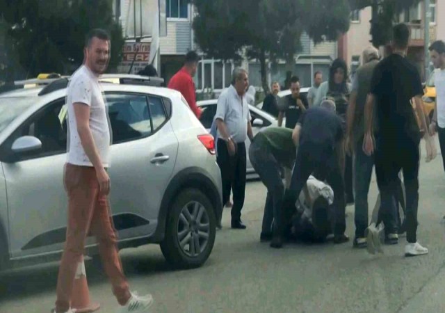 Yol ortasındaki taksi sürücüsü ve vatandaşın kavgası kameraya yansıdı