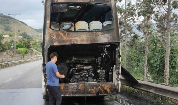 Yolcu otobüsü alev topuna döndü