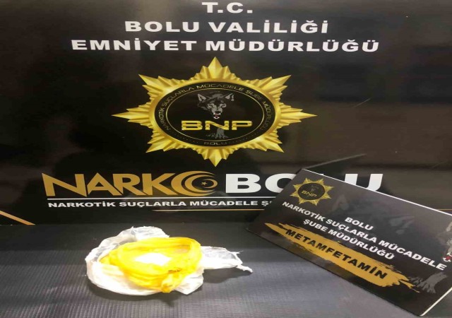 Yolcunun çantasından 45.25 gram uyuşturucu çıktı