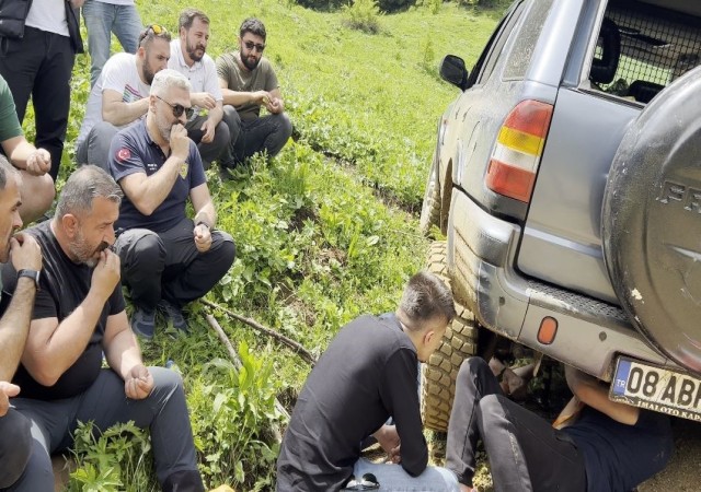 Yolda kalan arkadaşlarının durumunu çekirdek çitleyerek maç izler gibi izlediler