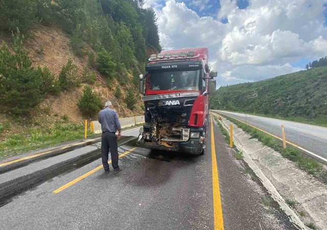 Yolda kayaya çarpan tır pert oldu, sürücünün burnu bile kanamadı