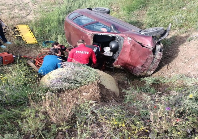 Yoldan çıkan otomobil şarampole devrildi: 1 ölü, 1 yaralı