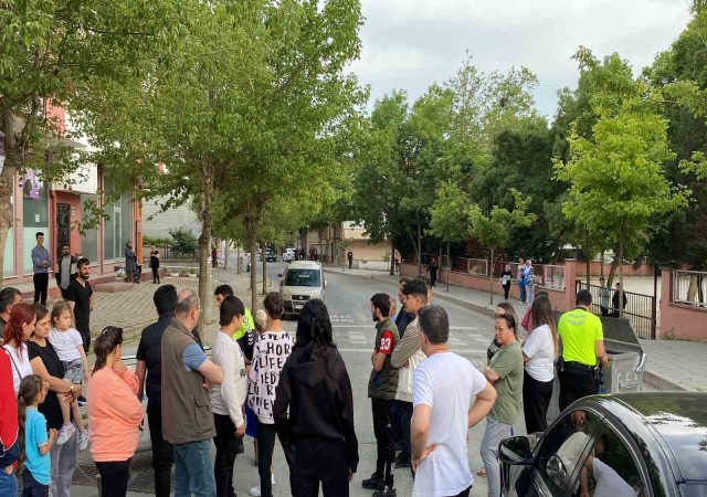 Yolu kapatıp CHPli belediyeye tepki gösterdiler