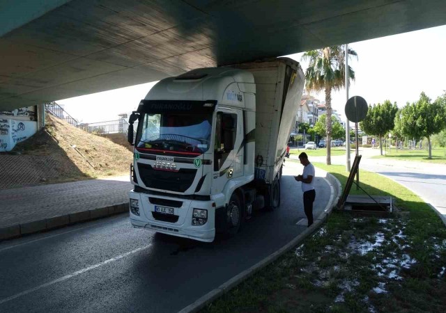 Yüksekliği hesap edemeyen tır sürücüsü alt geçitte sıkıştı