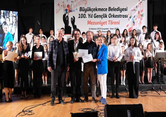 Yüzüncü Yıl Gençlik Orkestrası performansıyla izleyenleri büyüledi