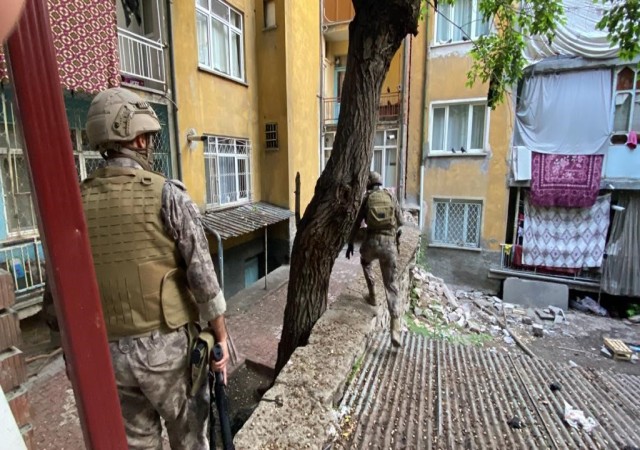 Yüzüncü Yıl Operasyonunda uyuşturucu tacirlerine eş zamanlı baskın