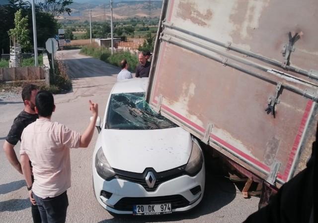 Zincirleme kazaya karışan araç, yoldan geçen otomobilin üzerine devrildi