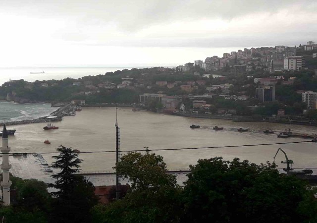 Zonguldak Limanı sarı renge döndü