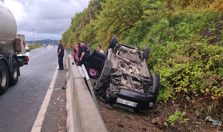 Zonguldakta otomobil bariyere çarparak takla attı: 6 yaralı