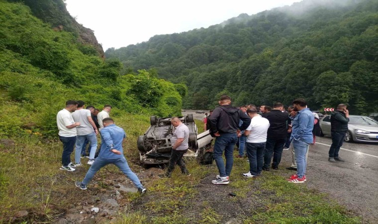 Zonguldakta otomobil taklalar atarak durabildi