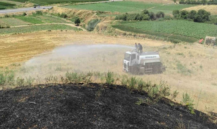 100 dönümlük otluk alanda çıkan yangın, yerleşik alana ulaşmadan söndürüldü