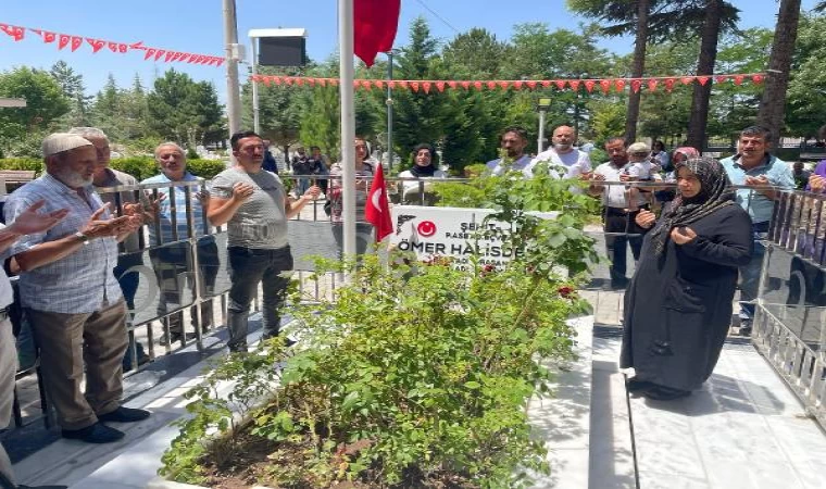 15 Temmuz kahramanı Ömer Halisdemir’in kabrinde dua ettiler