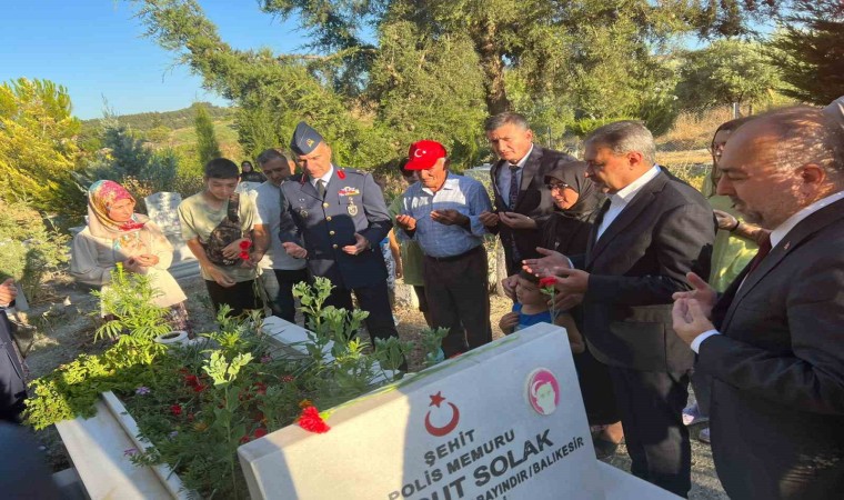 15 Temmuz şehidi Turgut Solakın kabrine ziyaret