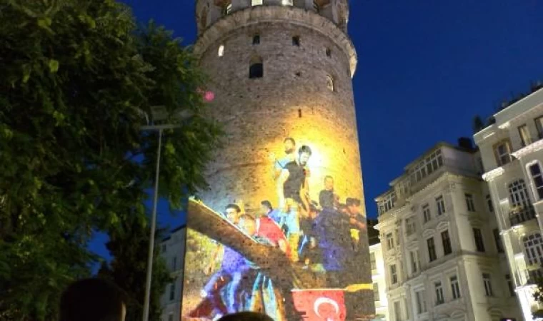 15 Temmuz şehitleri Galata Kulesi’ne yansıtılan fotoğraflarla anıldı