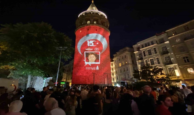 15 Temmuz şehitlerinin fotoğrafı Galata Kulesine yansıtıldı