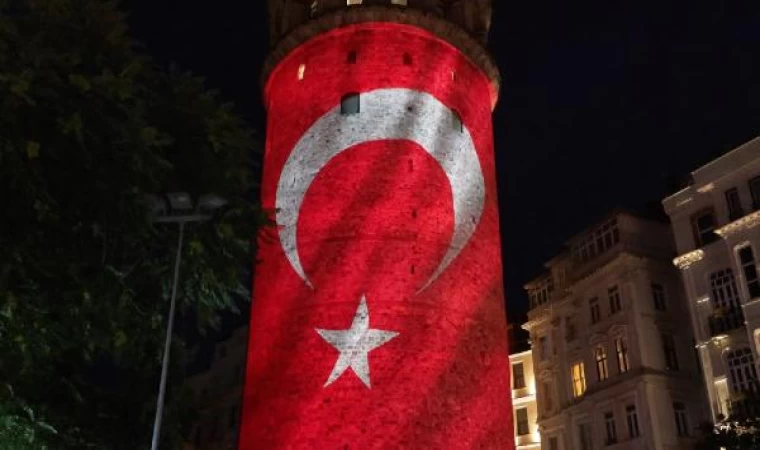 15 Temmuz şehitlerinin fotoğrafları Galata Kulesi’ne yansıtıldı