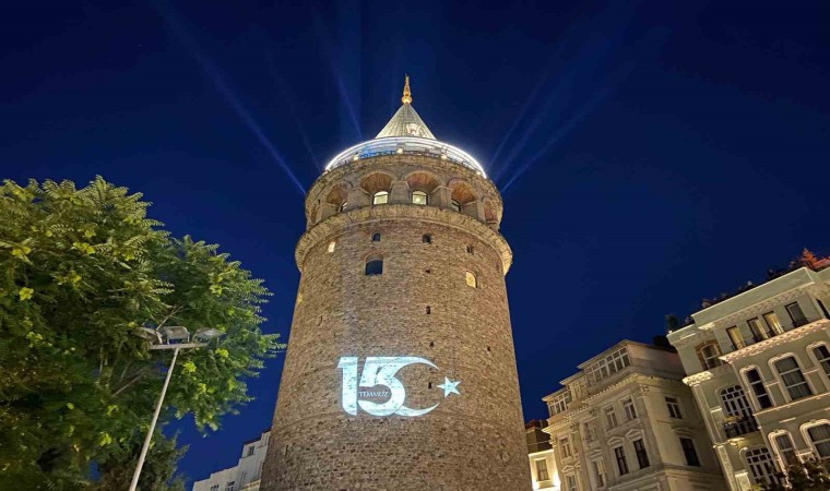 15 Temmuz şehitlerinin fotoğrafları Galata Kulesine yansıtıldı