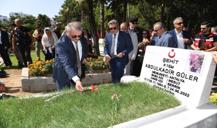 15 Temmuzun 7. yıl dönümünde şehitler Antalyada da mezarı başında anıldı