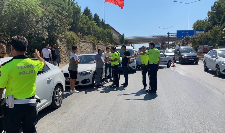 16 araç birbirine girdi: 1i polis 2 kişi yaralandı