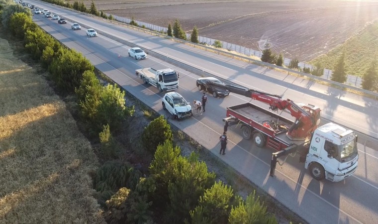 2 metrelik şarampolden aşağı düşen otomobilde 3 kişi yaralandı