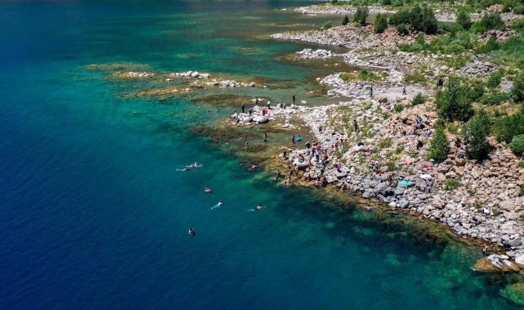 2. Van Denizi Yüzme Festivali, Nemrut Krater Gölünde yüzme etkinliğiyle sürüyor