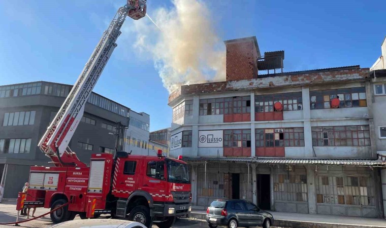 3 katlı mobilya atölyesinin terası alevlere teslim oldu