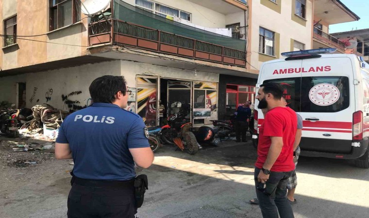 3üncü kattan motosikletlerin üstüne düşen 7 yaşındaki çocuk yaralandı