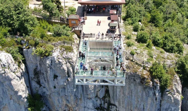 450 metre yükseklikteki kanyon üzerindeki cam teras nefes kesiyor