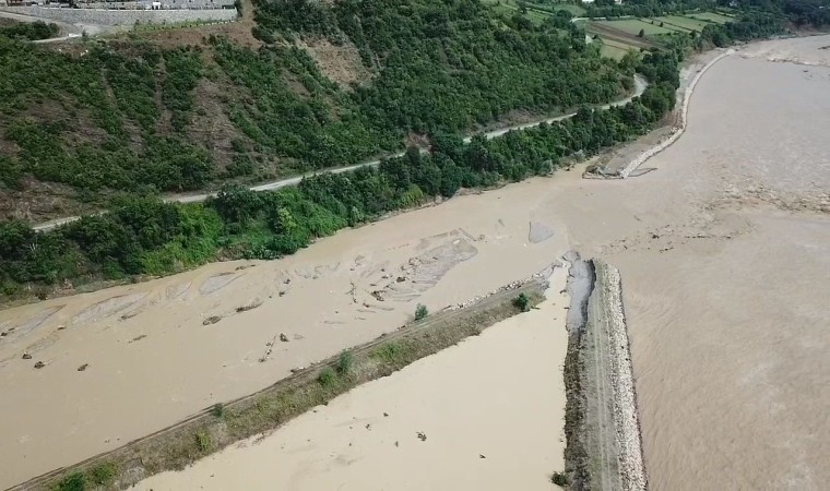 6 köyü ilçeye bağlayan yol çöktü