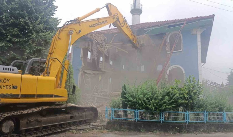 71 yıllık cami ekiplerce yıkıldı