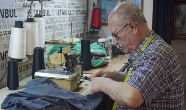 80 yaşındaki İbrahim Usta, terzilik mesleğini ilk günkü aşkla sürdürüyor