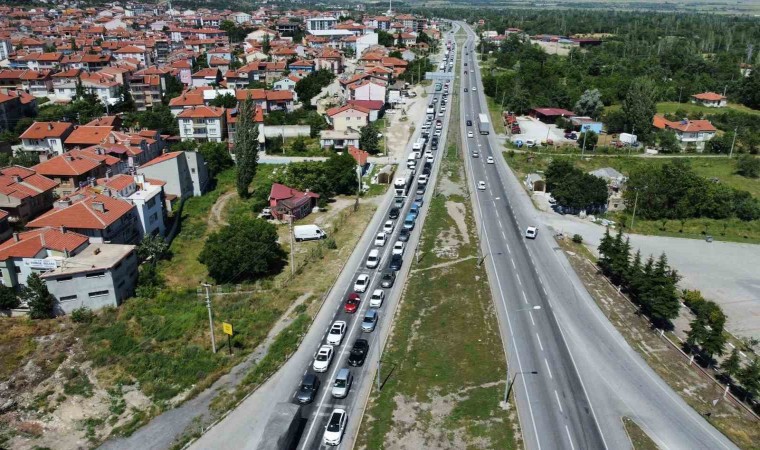 9 günlük tatilde Afyonkarahisardan 1 milyon 300 bine yakın araç geçiş yaptı