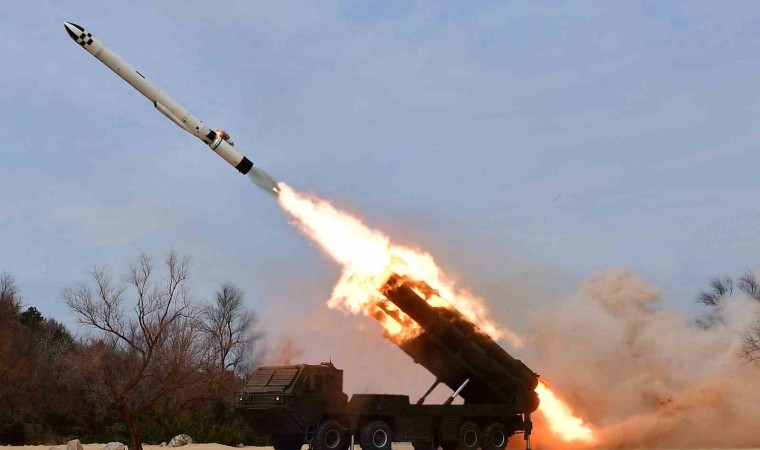 ABD denizaltısı Güney Koreye demirledi, Kuzey Kore art arda 2 balistik füze fırlattı