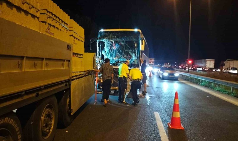 Adanada biri otobüs 7 araç kazaya karıştı: 16 yaralı