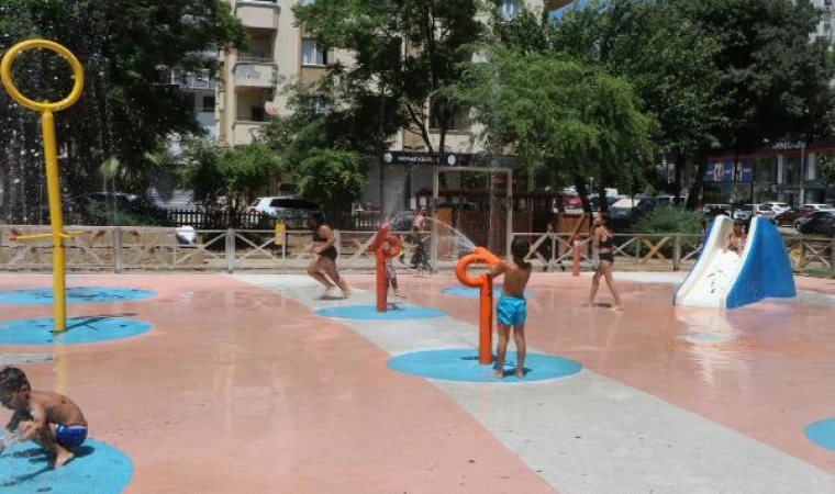 Adana’da çocuklar su parkında serinledi