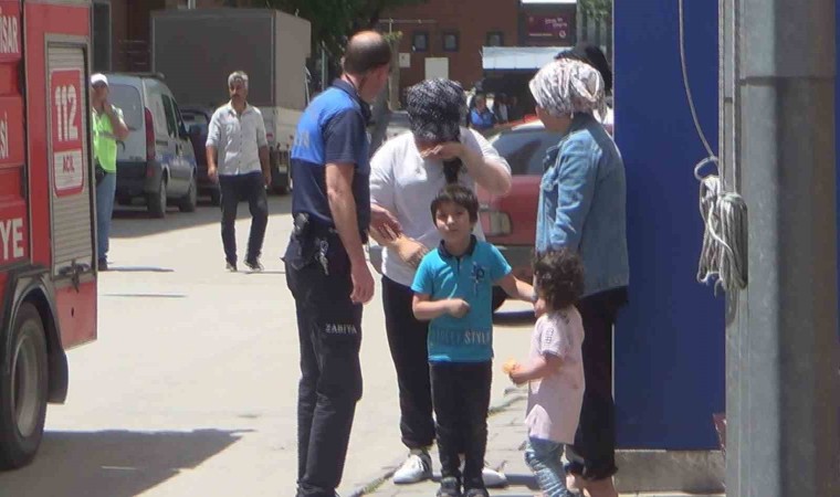 Afyonkarahisar Belediyesi zabıtasına kızan seyyar simitçi çocuklarının yakmakla tehdit etti