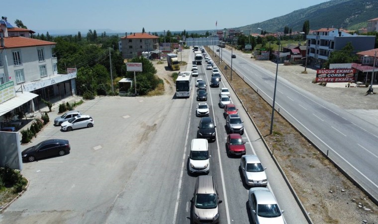 Afyonkarahisar-Konya karayolunda tatilcilerin dönüş yoğunluğu başladı