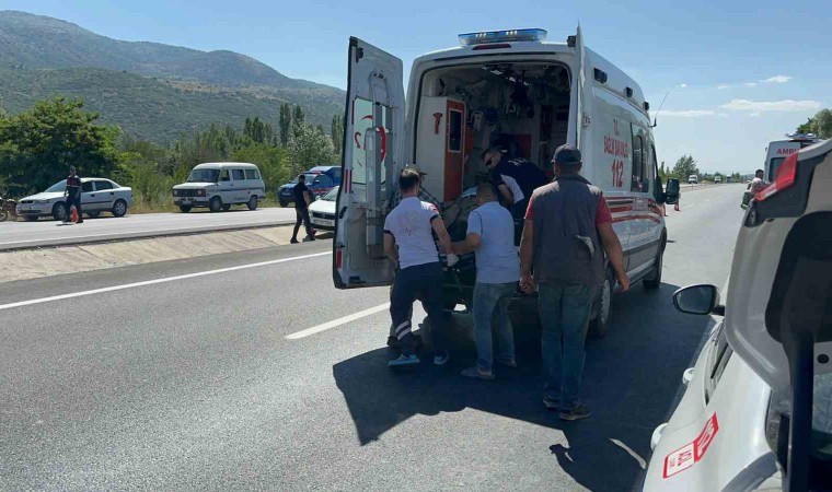 Afyonkarahisardan mevsimlik işçileri taşıyan minibüs devrildi