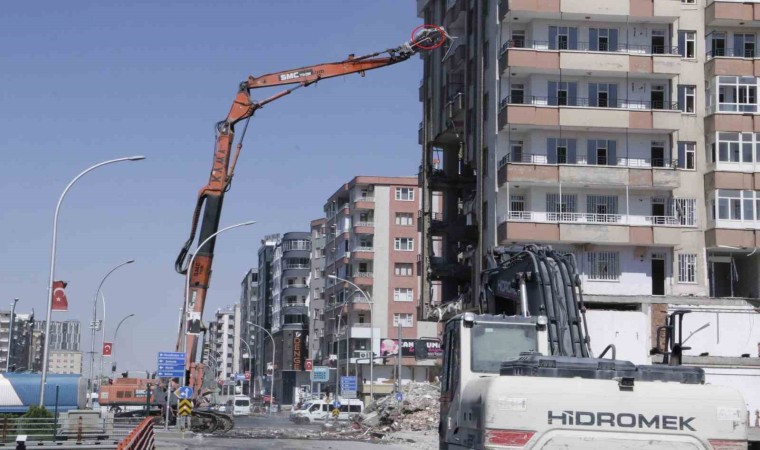 Ağır hasarlı binanın yıkımında polis ve operatörün bayrak hassasiyeti