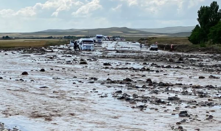 Ağrı’da sel nedeniyle kapanan yol trafiğe açıldı